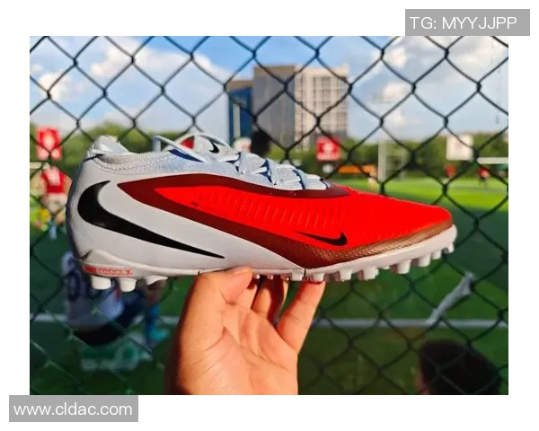 足球明星选择帆布足球鞋的时尚潮流与运动性能解析